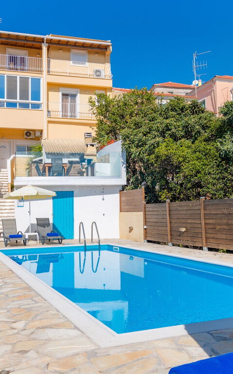 Villa Dinos: Schwimmbad