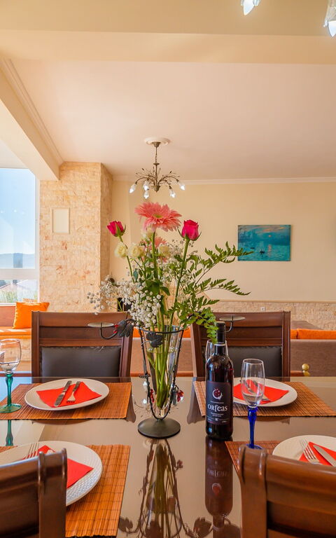 Villa Dinos: Esszimmer