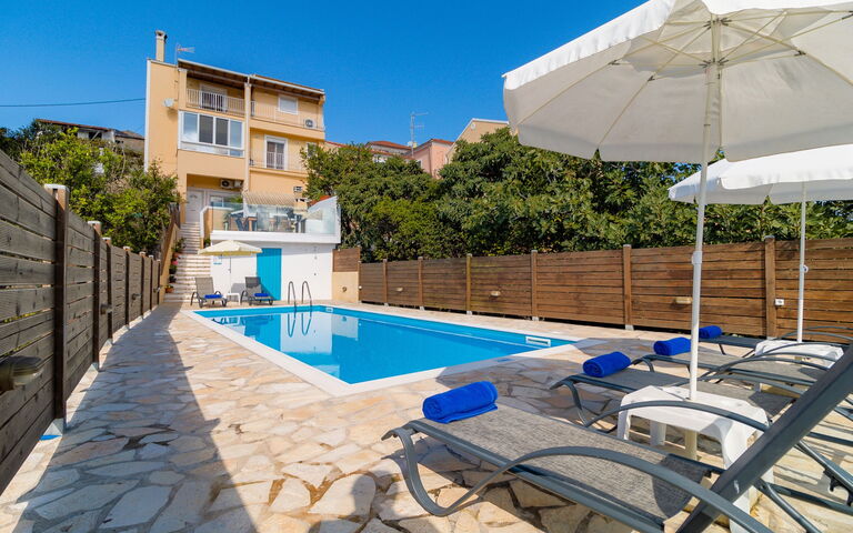 Villa Dinos: Schwimmbad, Sommer