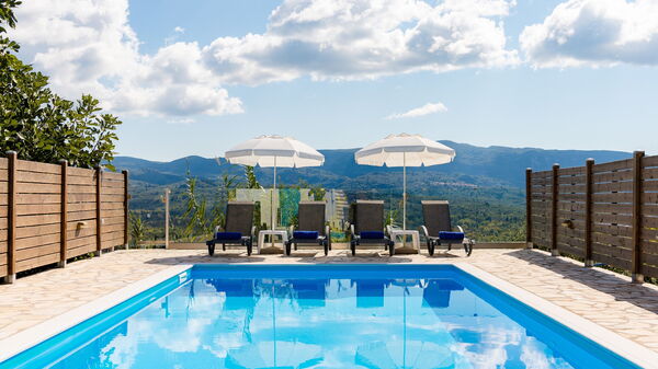 Villa Dinos: Schwimmbad, Sommer