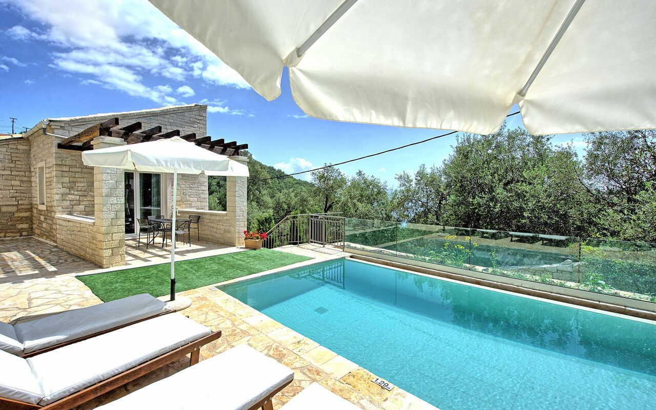 Villa Jacaranda: Draussen, Schwimmbad, Sommer