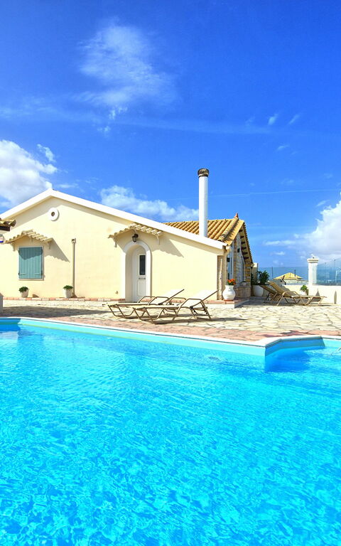 Beach Villa Athanasia: Schwimmbad