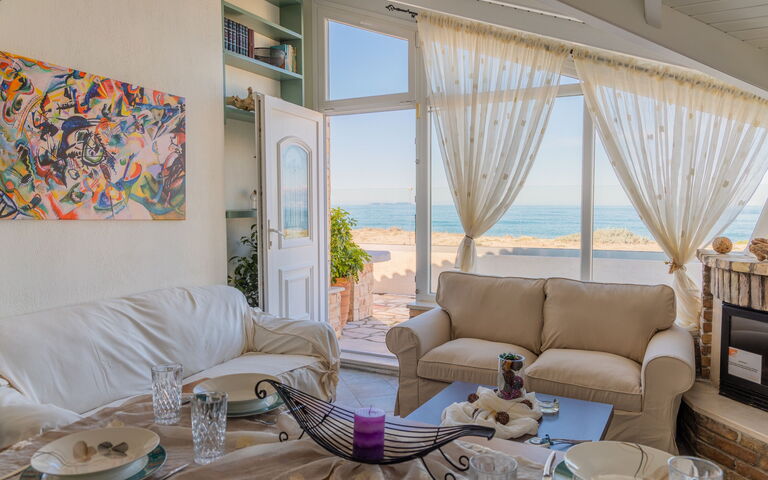 Beach Villa Athanasia: Wohnzimmer