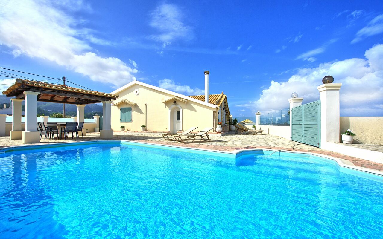 Beach Villa Athanasia: Schwimmbad