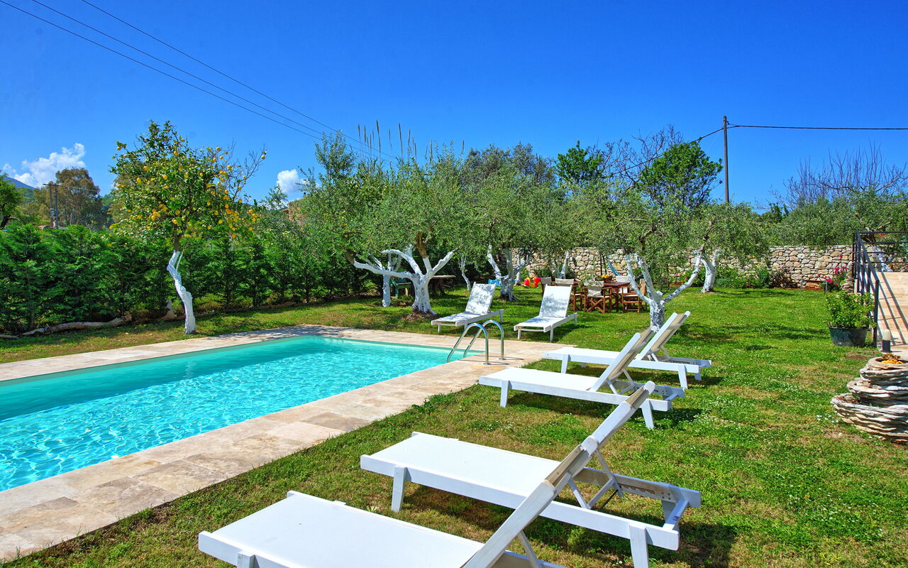 Villa Elaia: Draussen, Garten, Schwimmbad