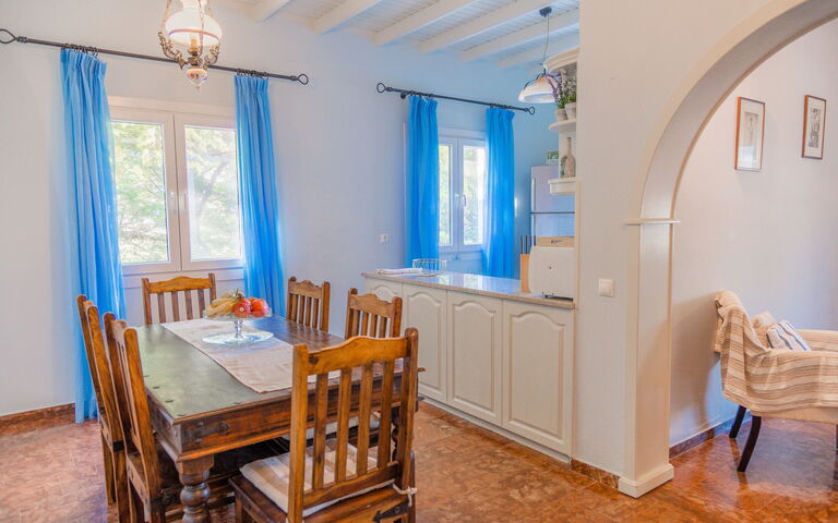 Villa Dimitris: Esszimmer, Küche