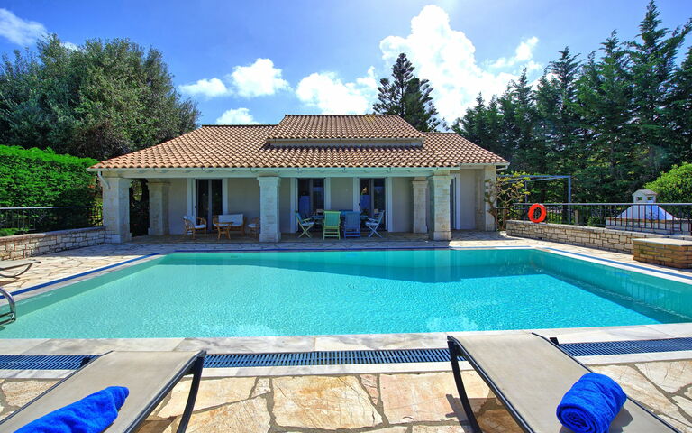 Villa Dimitris: Außen, Schwimmbad