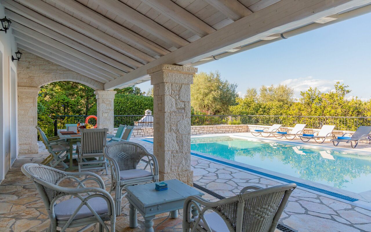 Villa Dimitris: Draussen, Schwimmbad
