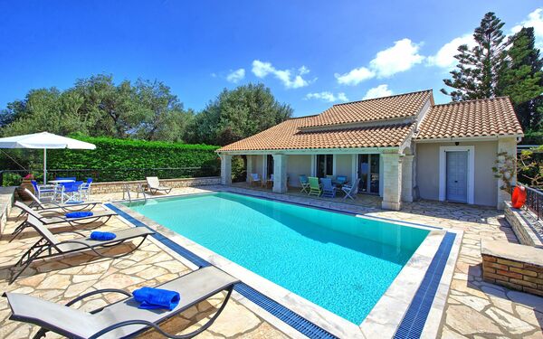 Villa Dimitris: Draussen, Schwimmbad