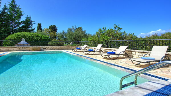 Villa Dimitris: Schwimmbad, Sommer