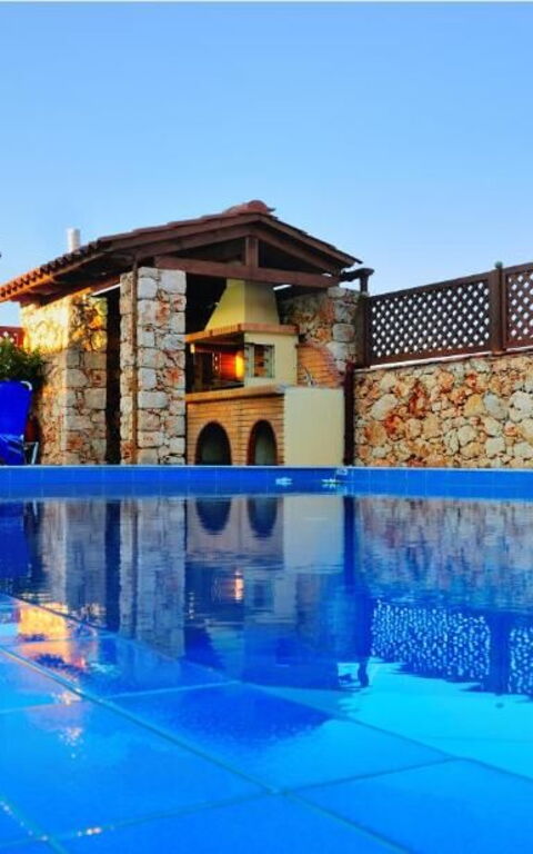 Villa Koules: Draussen, Garten, Schwimmbad, Sommer