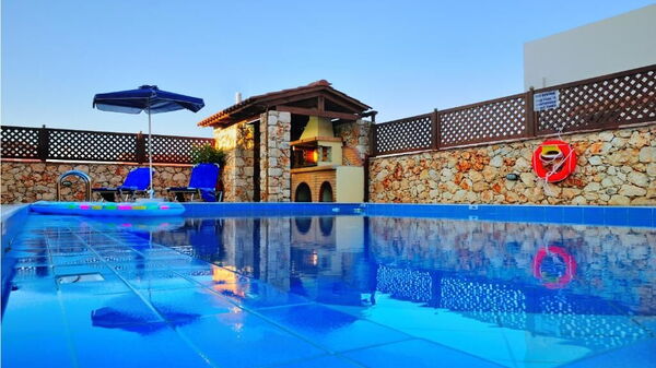 Villa Koules: Draussen, Garten, Schwimmbad, Sommer