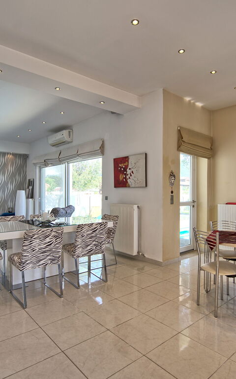 Beach Villa Christina: Esszimmer, Küche, Wohnzimmer