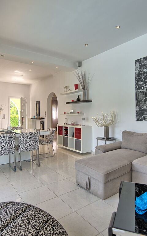 Beach Villa Christina: Esszimmer, Wohnzimmer