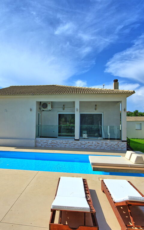 Beach Villa Christina: Außen, Schwimmbad