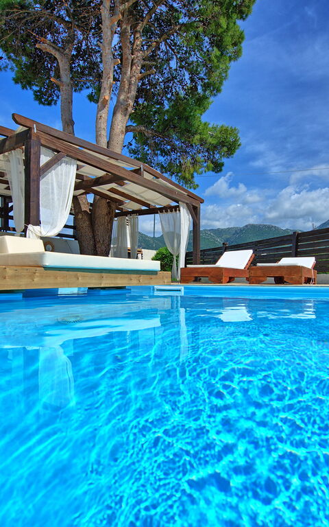 Beach Villa Christina: Schwimmbad, Sommer