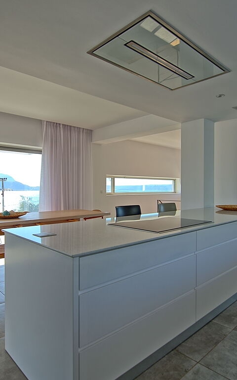 Villa Bluewhite: Esszimmer, Küche, Wohnzimmer