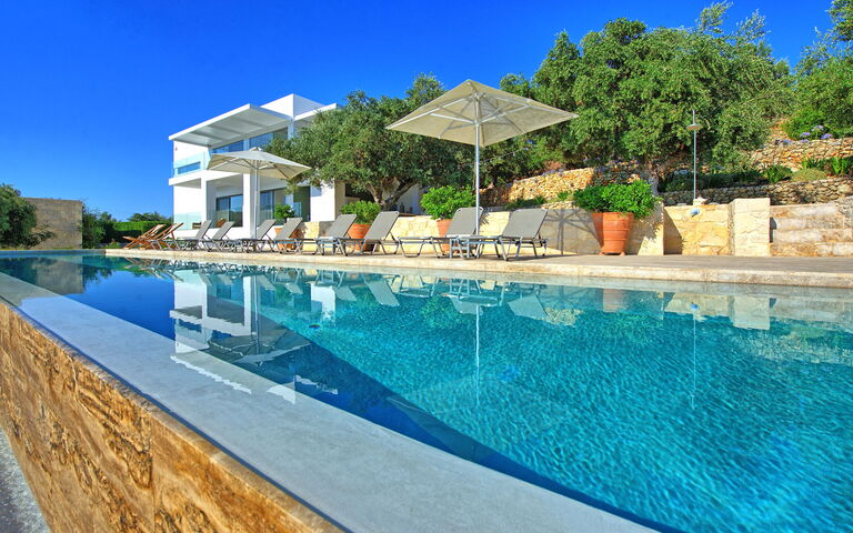 Villa Bluewhite: Draussen, Garten, Schwimmbad, Sommer