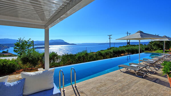 Villa Bluewhite: Ansichten, Draussen, Schwimmbad