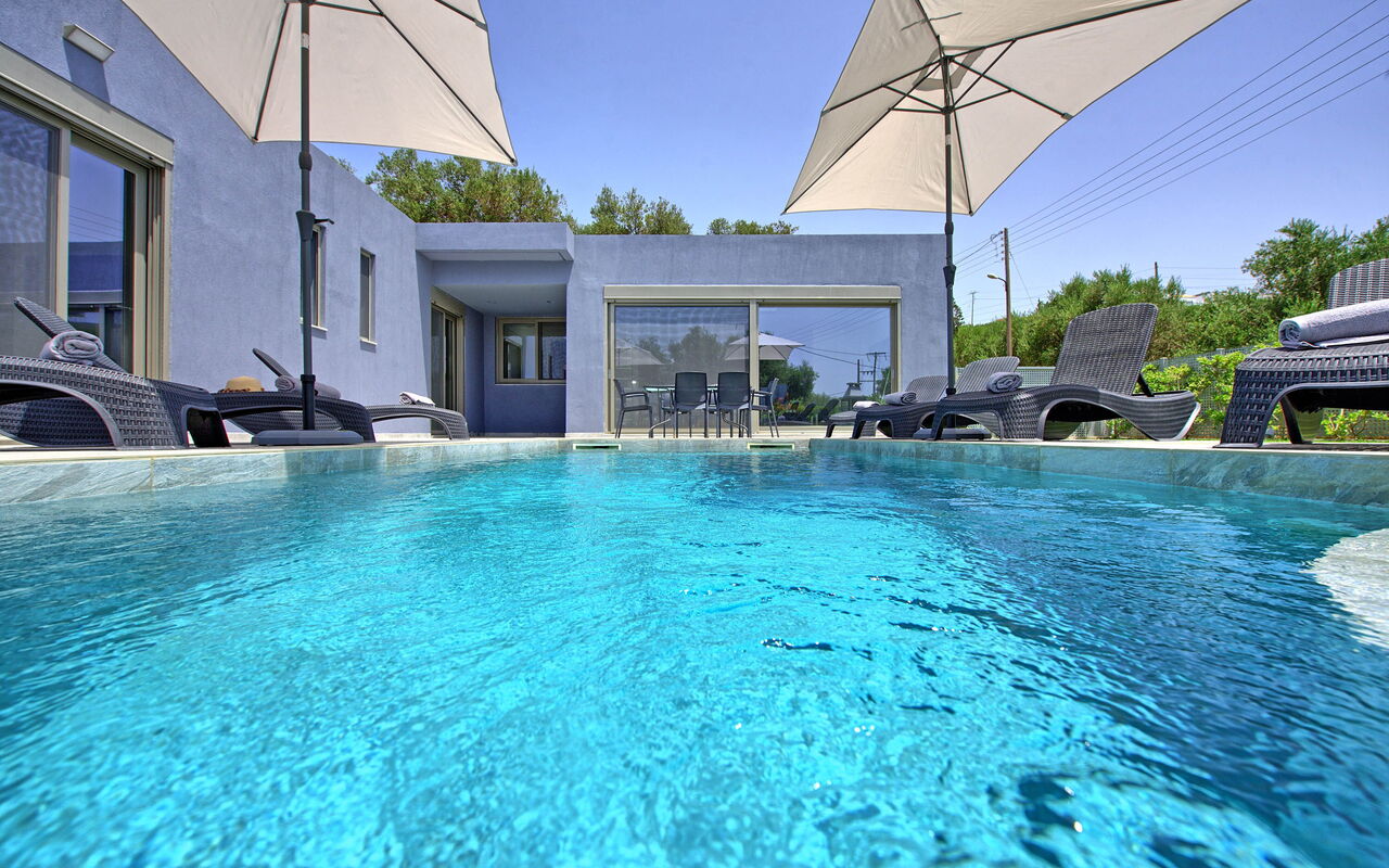 Villa Ampela: Draussen, Schwimmbad, Sommer