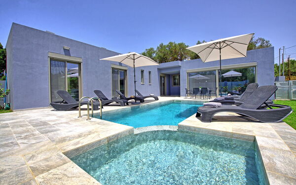 Villa Ampela: Draussen, Schwimmbad, Sommer