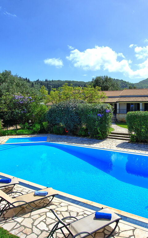 Votana House: Garten, Schwimmbad