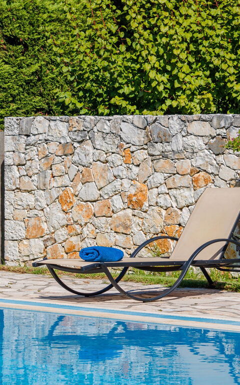 Votana House: Draussen, Schwimmbad, Sommer