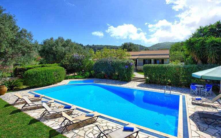 Votana House: Garten, Schwimmbad