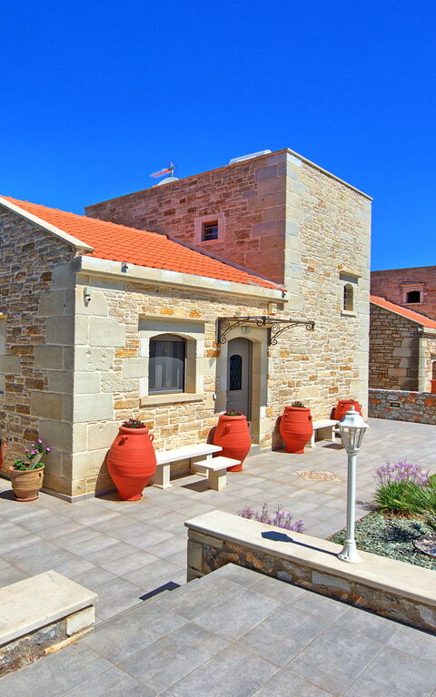 Villa Despanto: Außen, Sommer