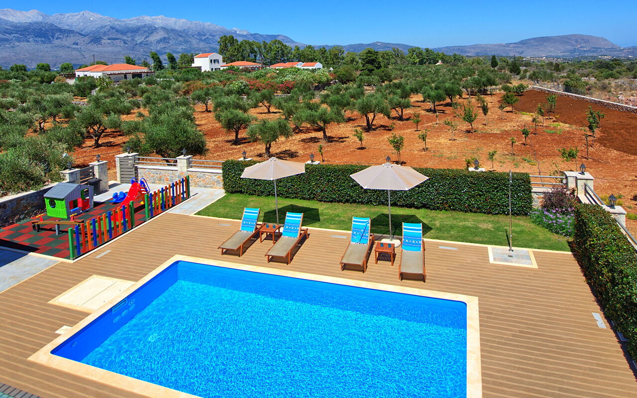 Villa Despanto: Ansichten, Schwimmbad, Sommer