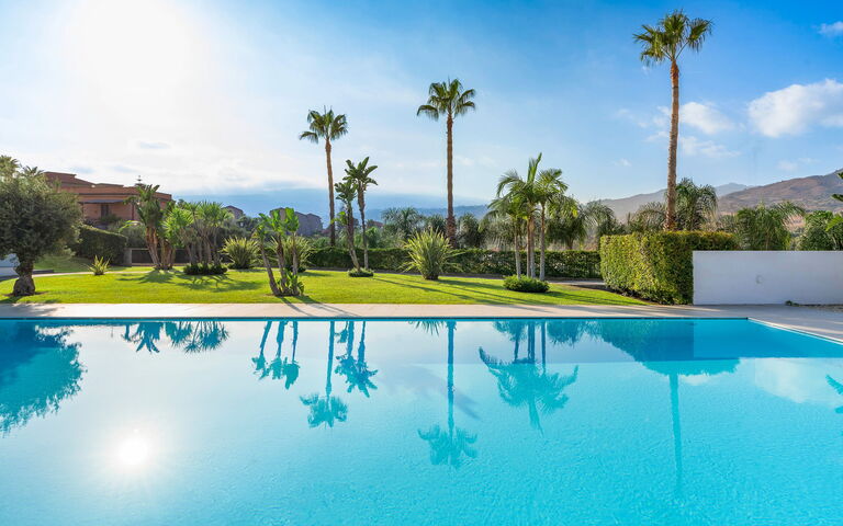 Villa Greta: Ansichten, Garten, Schwimmbad