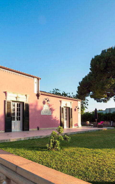 Villa Girasole: Garten, Haupteingang