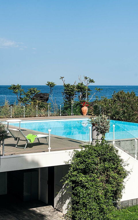 Galatea: Draussen, Schwimmbad