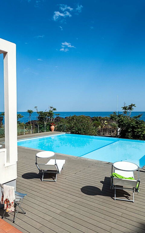 Galatea: Draussen, Schwimmbad