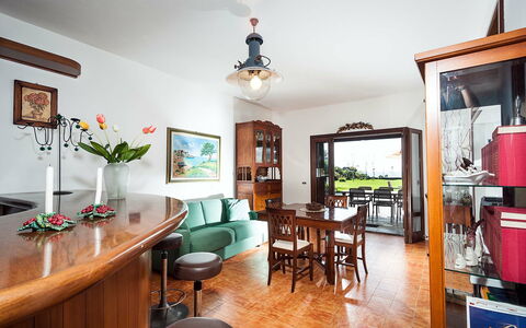 Unterkunft Lampara: Esszimmer, Küche, Wohnzimmer