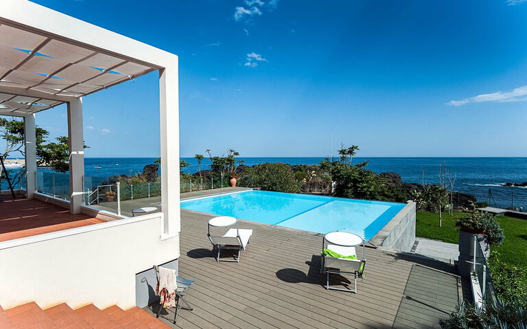 Galatea: Draussen, Schwimmbad