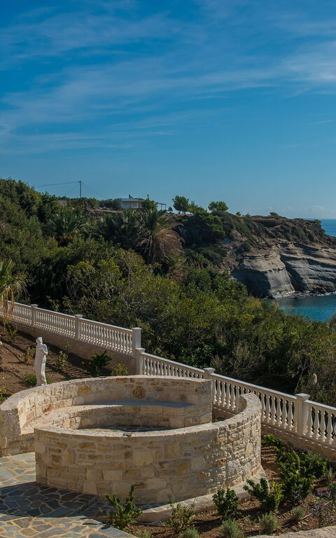 Villa Kalliste: Ansichten, Balkon / Terrasse / Patio, Garten