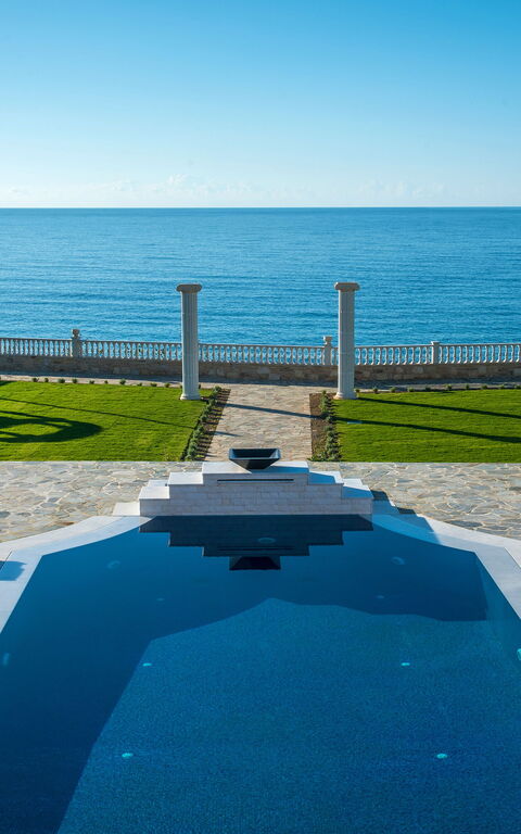 Villa Kalliste: Ansichten, Garten, Schwimmbad