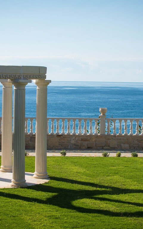 Villa Kalliste: Ansichten, Garten