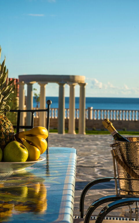 Villa Kalliste: Ansichten, Balkon / Terrasse / Patio