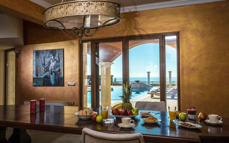 Villa Kalliste: Esszimmer, Wohnzimmer