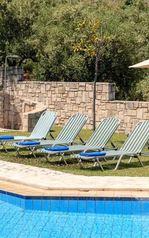 Villa Myrtia: Schwimmbad, Sommer