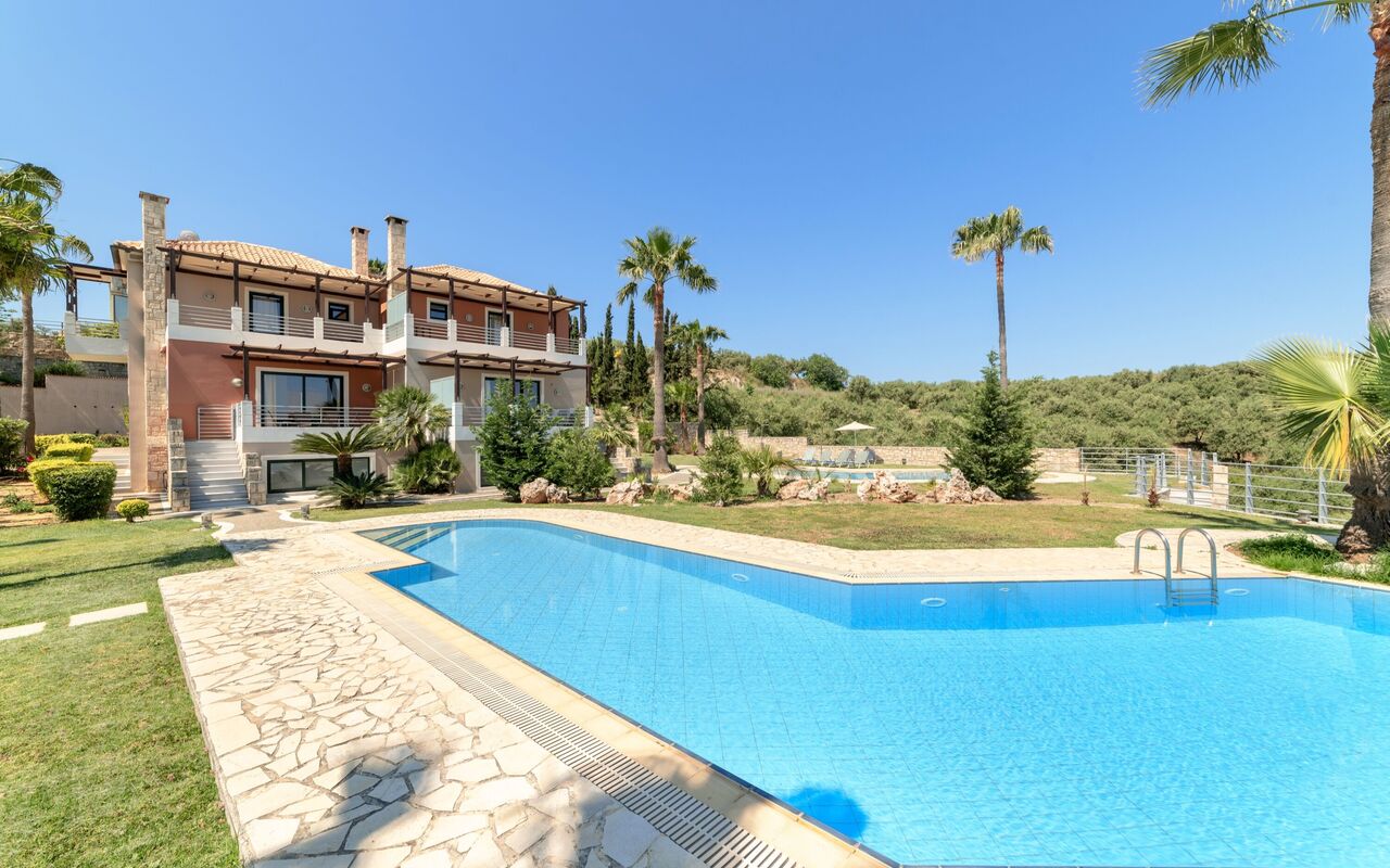 Villa Kissos: Schwimmbad, Sommer