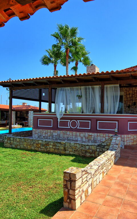 Villa Milon: Draussen, Garten