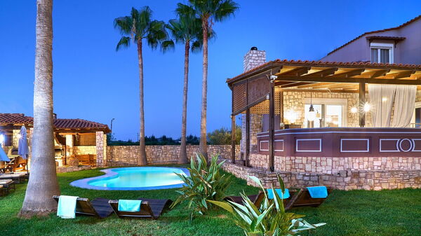 Villa Milon: Garten, Schwimmbad