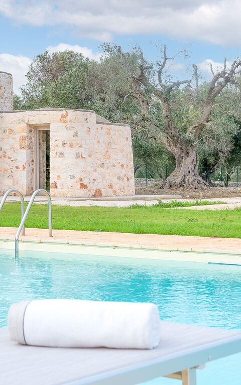 Villa Trullina: Draussen, Garten, Schwimmbad