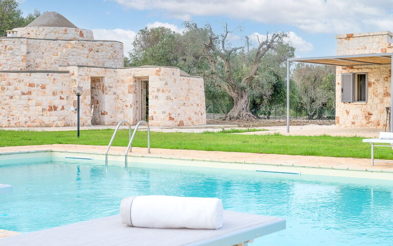 Villa Trullina: Draussen, Garten, Schwimmbad