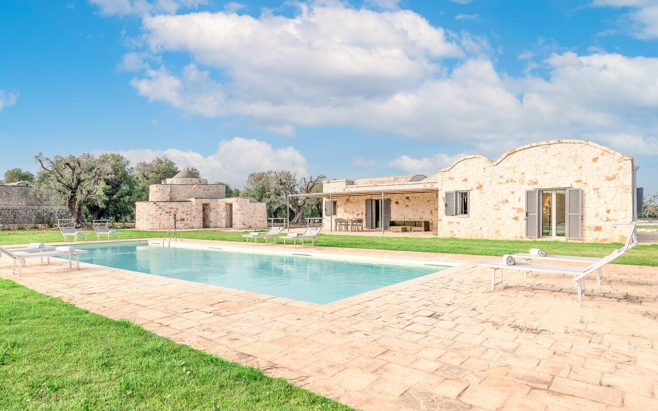 Villa Trullina: Draussen, Garten, Schwimmbad