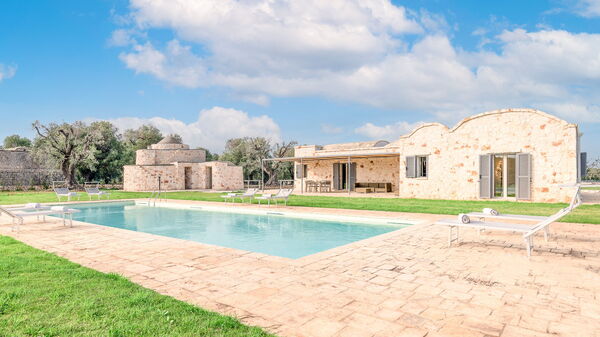 Villa Trullina: Draussen, Garten, Schwimmbad