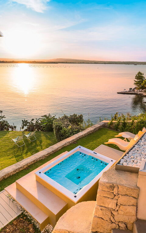 Villa Artemare: Ansichten, Außen, Draussen, Garten, Schwimmbad, Whirlpool